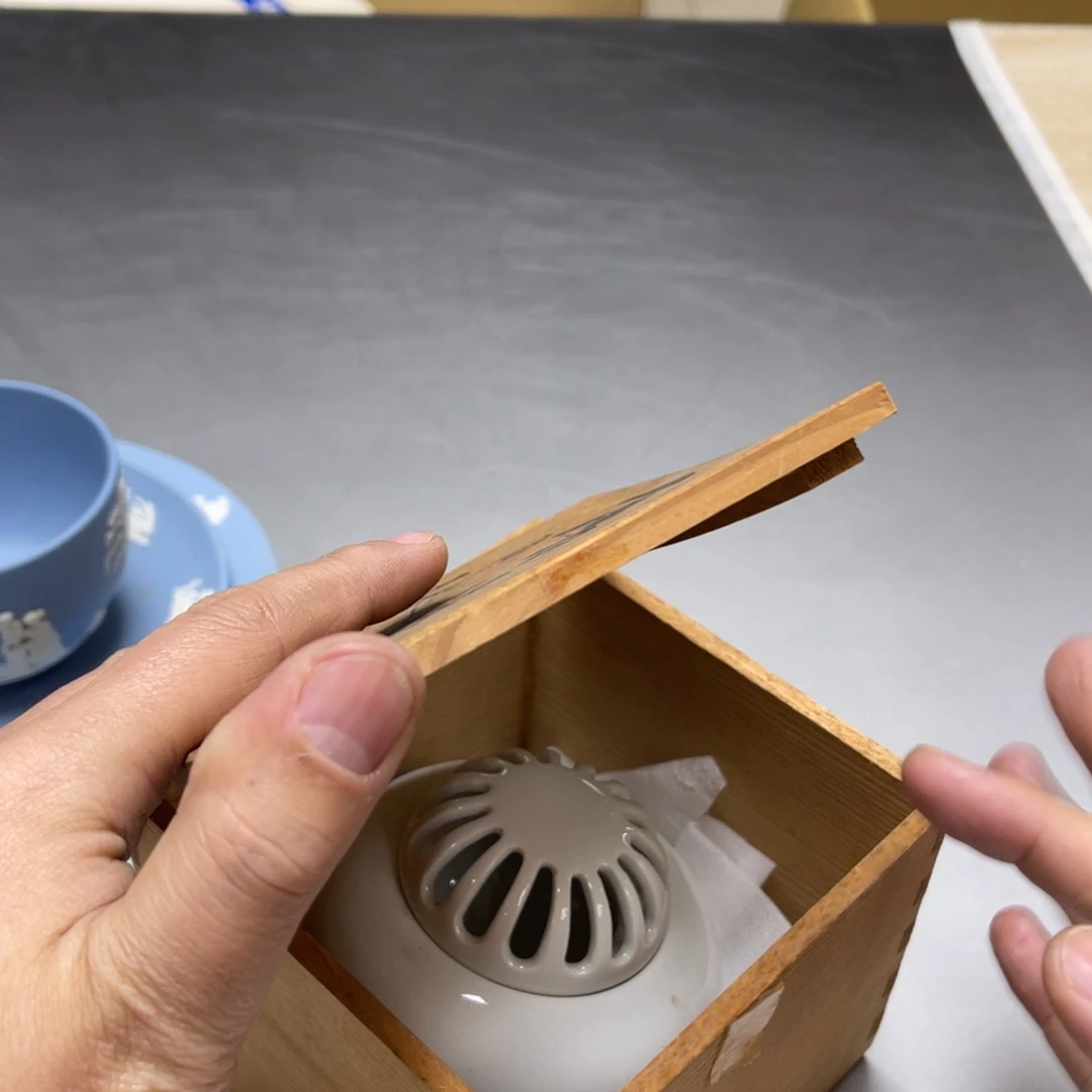 瓷片南*密密麻麻地排列着一个