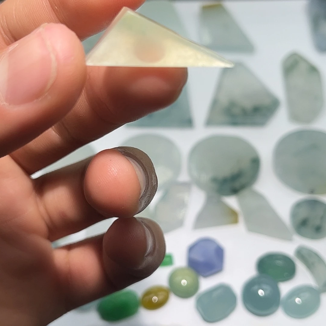 翡翠未镶嵌颈饰hhg