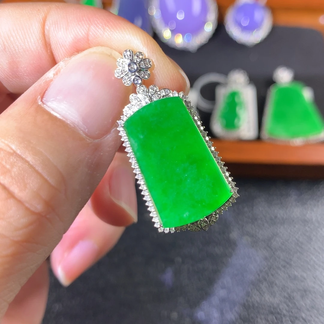 翡翠18K金镶嵌颈饰翡翠