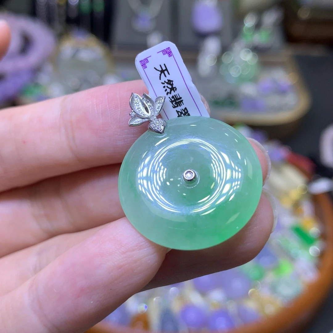 颈饰18K金镶嵌翡翠