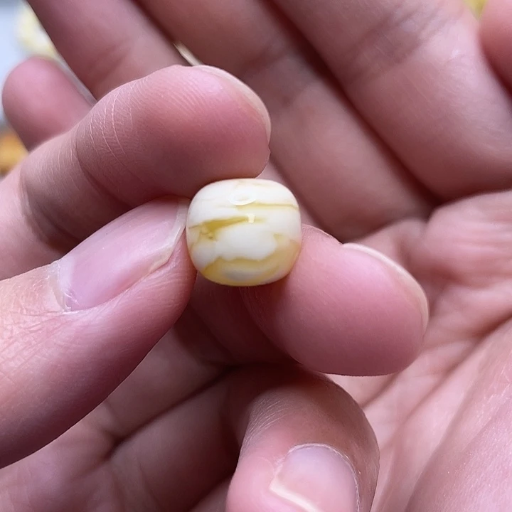 善***。琥珀未镶嵌裸石虎皮