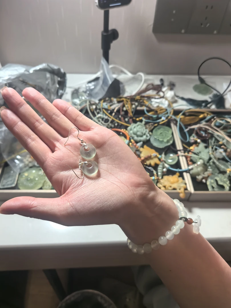 岫玉天然白冰耳坠