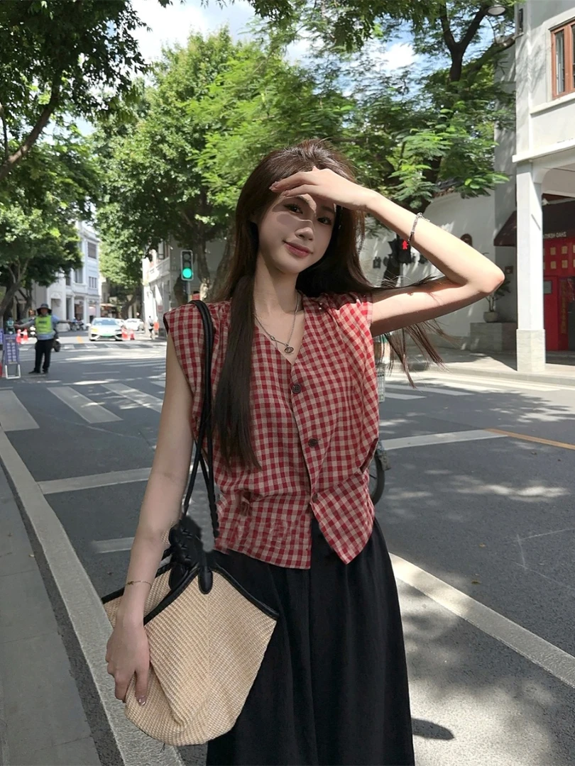 复古风拼色格子V领无袖衬衫女2025夏季设计感收腰单排扣减龄上衣