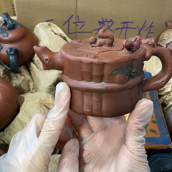 紫砂茶壶原矿泥料手工制作的一把紫砂壶。