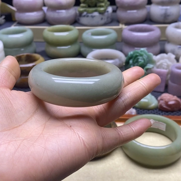 不***菜石英质玉未镶嵌手镯