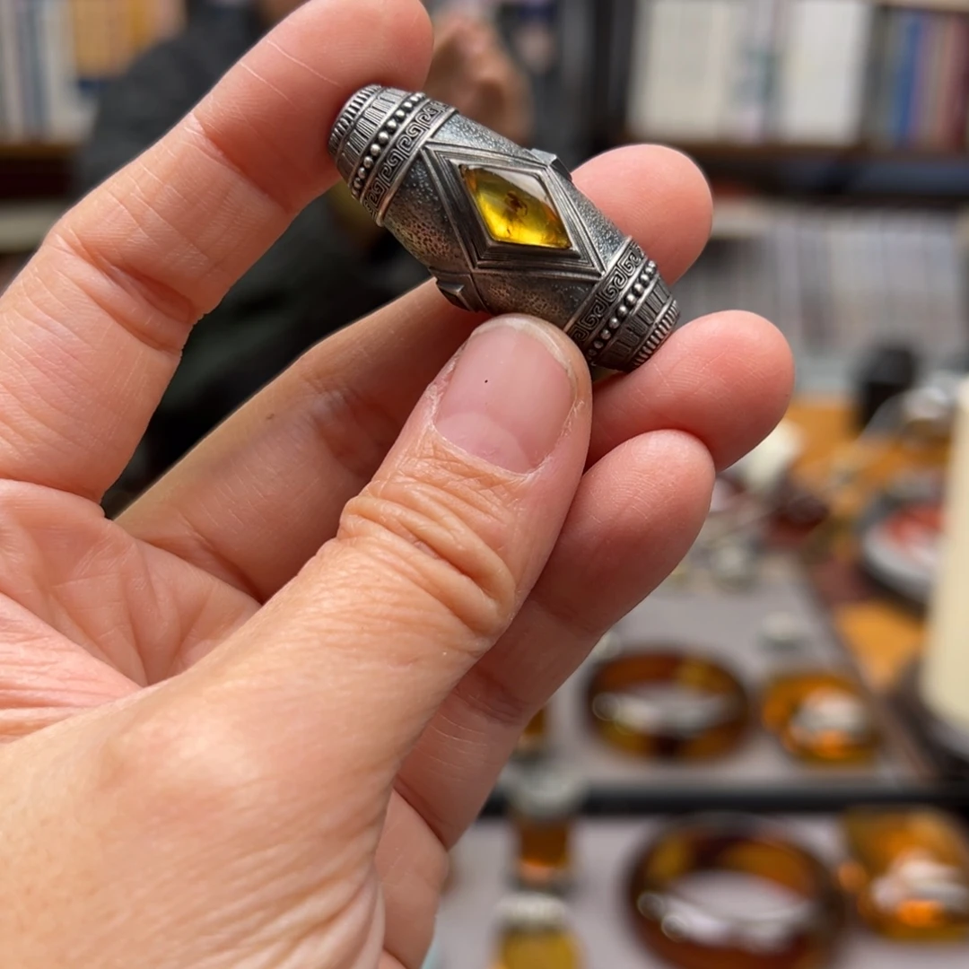 琥珀裸石未镶嵌凤**来蜘蛛