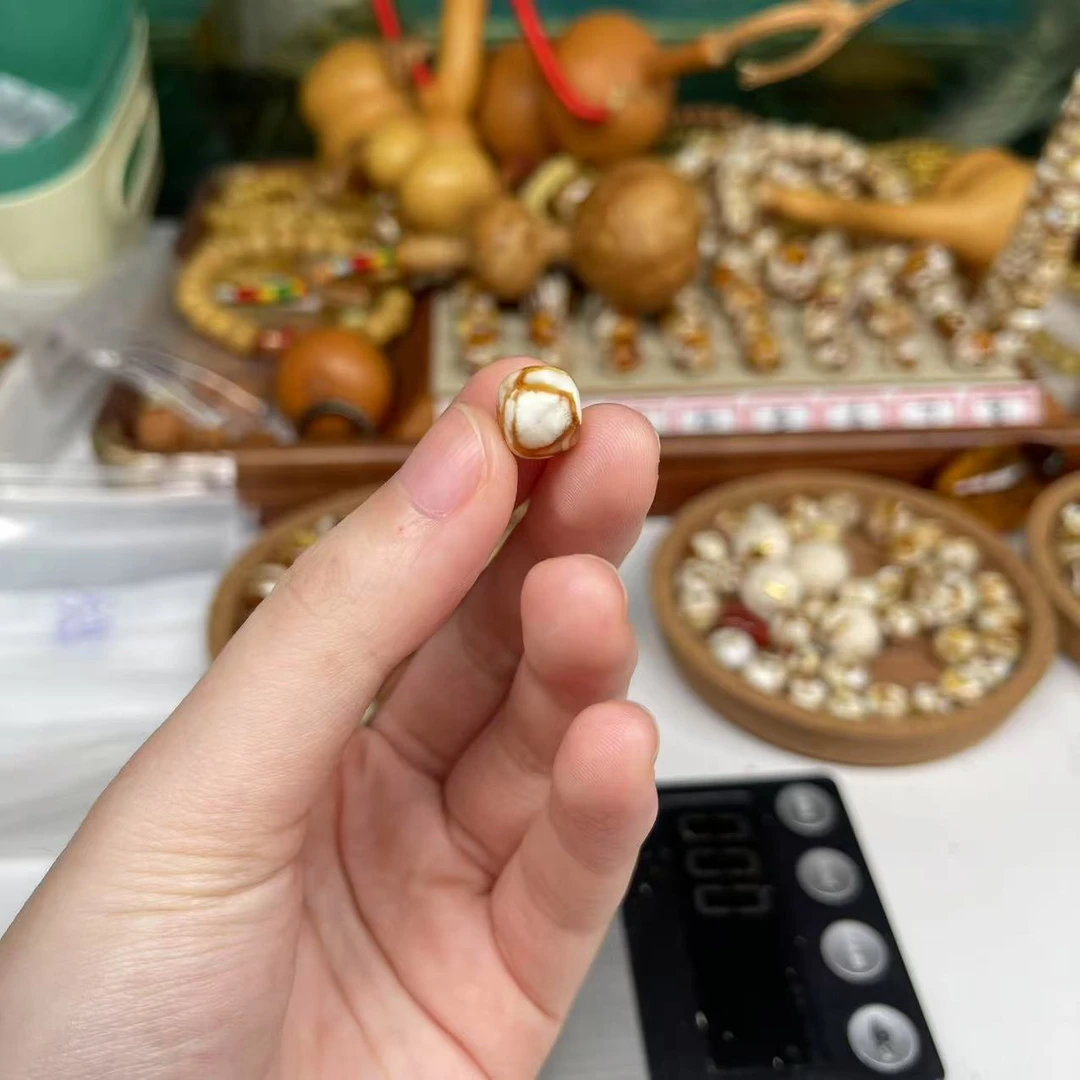 沁色蜜蜡白花老邢一物一图尺寸10.1mm乘8.7mm搭配手串好看9134号