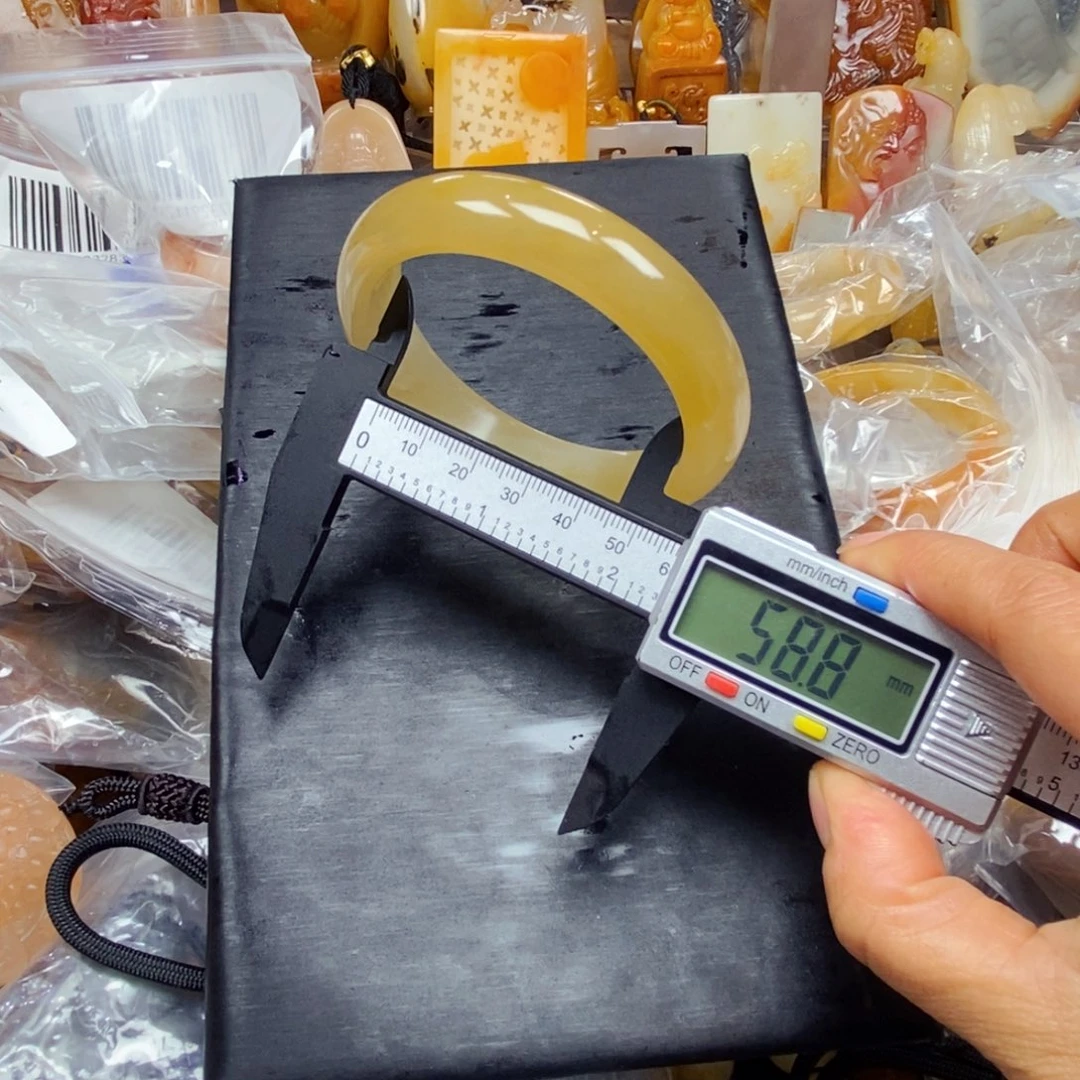 石英质玉（黄龙玉）颈饰未镶嵌