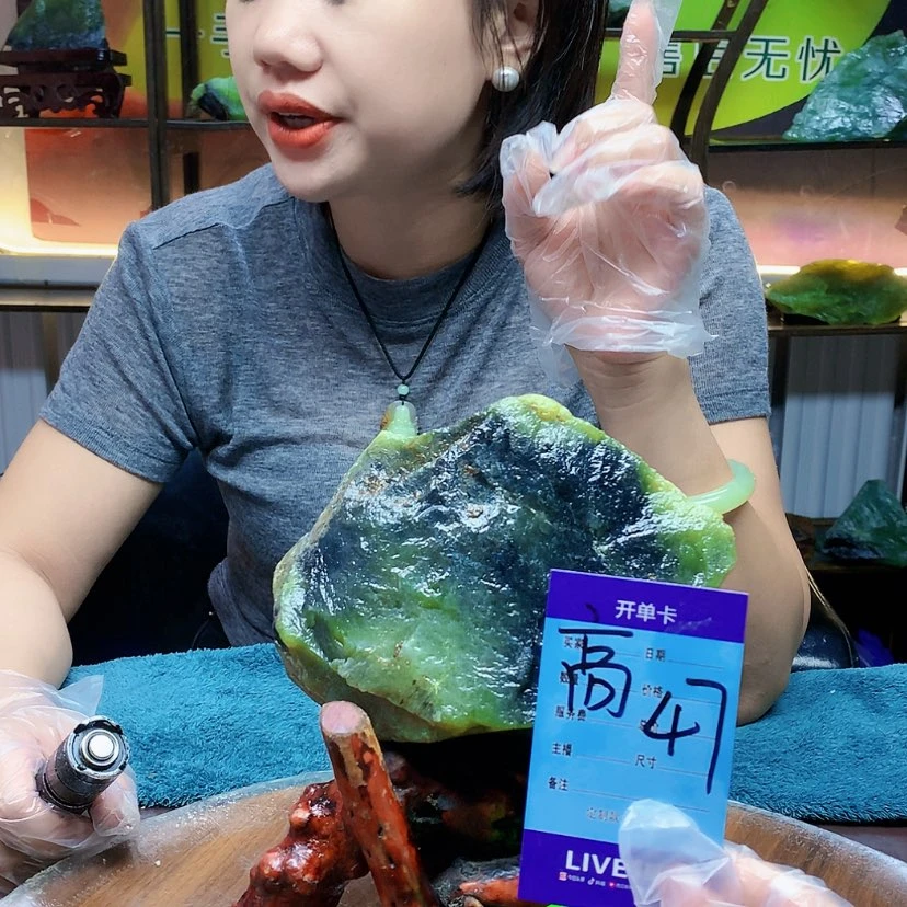 【闪购商品】蛇纹石玉未镶嵌原石漆*