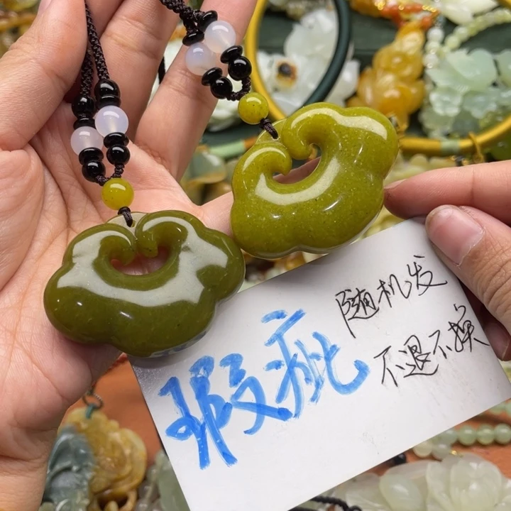 蛇纹石玉吊坠合金