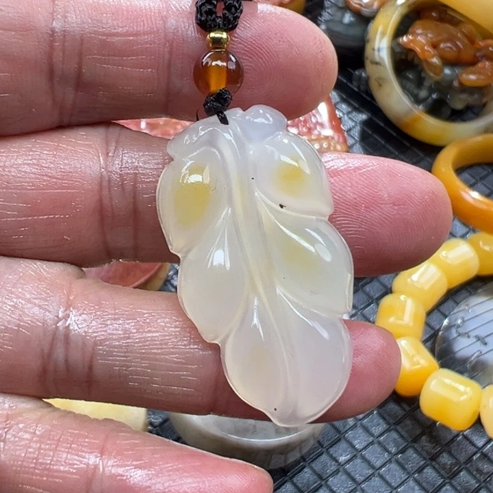 石英质玉（黄龙玉）颈饰未镶嵌