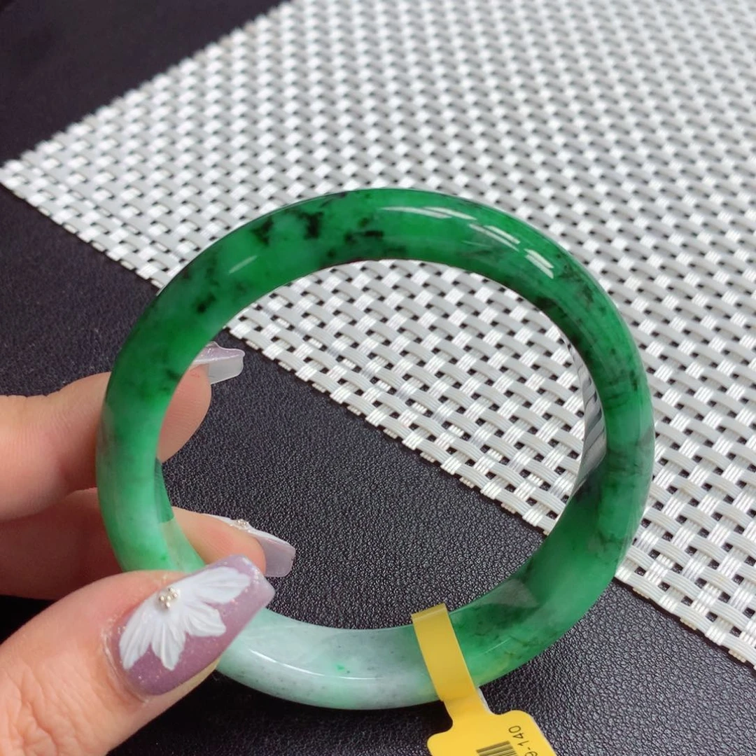 翡翠手镯未镶嵌缅甸