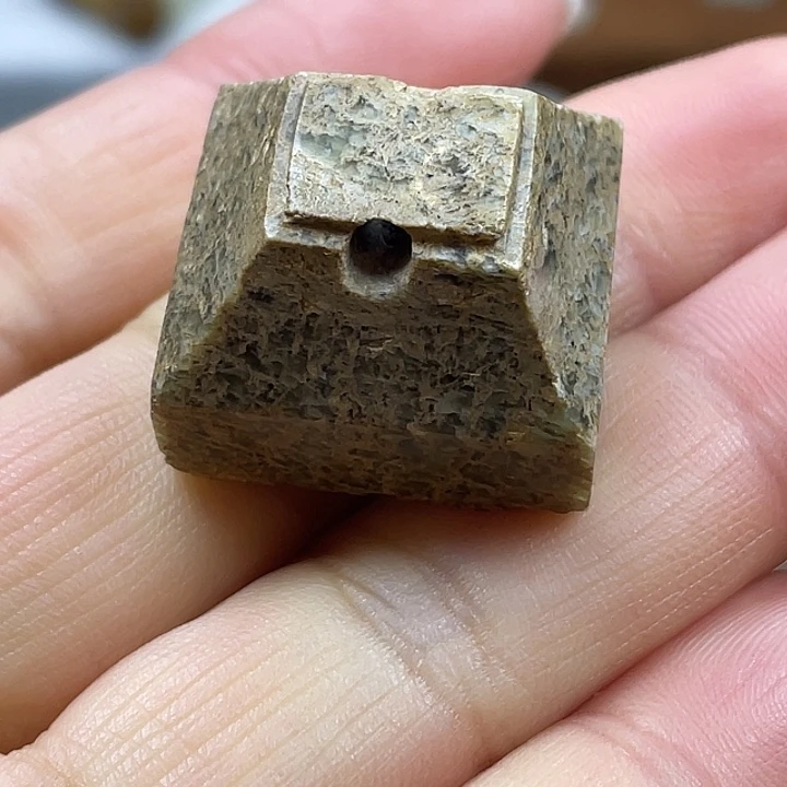 用***4和田玉未镶嵌颈饰