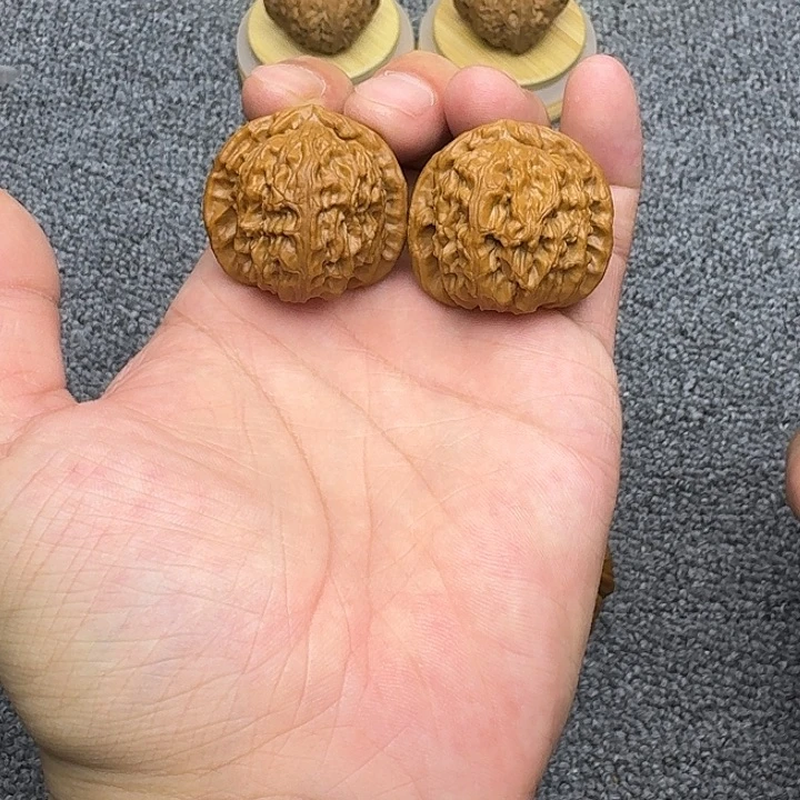 吊坠文玩核桃36尺，狮子