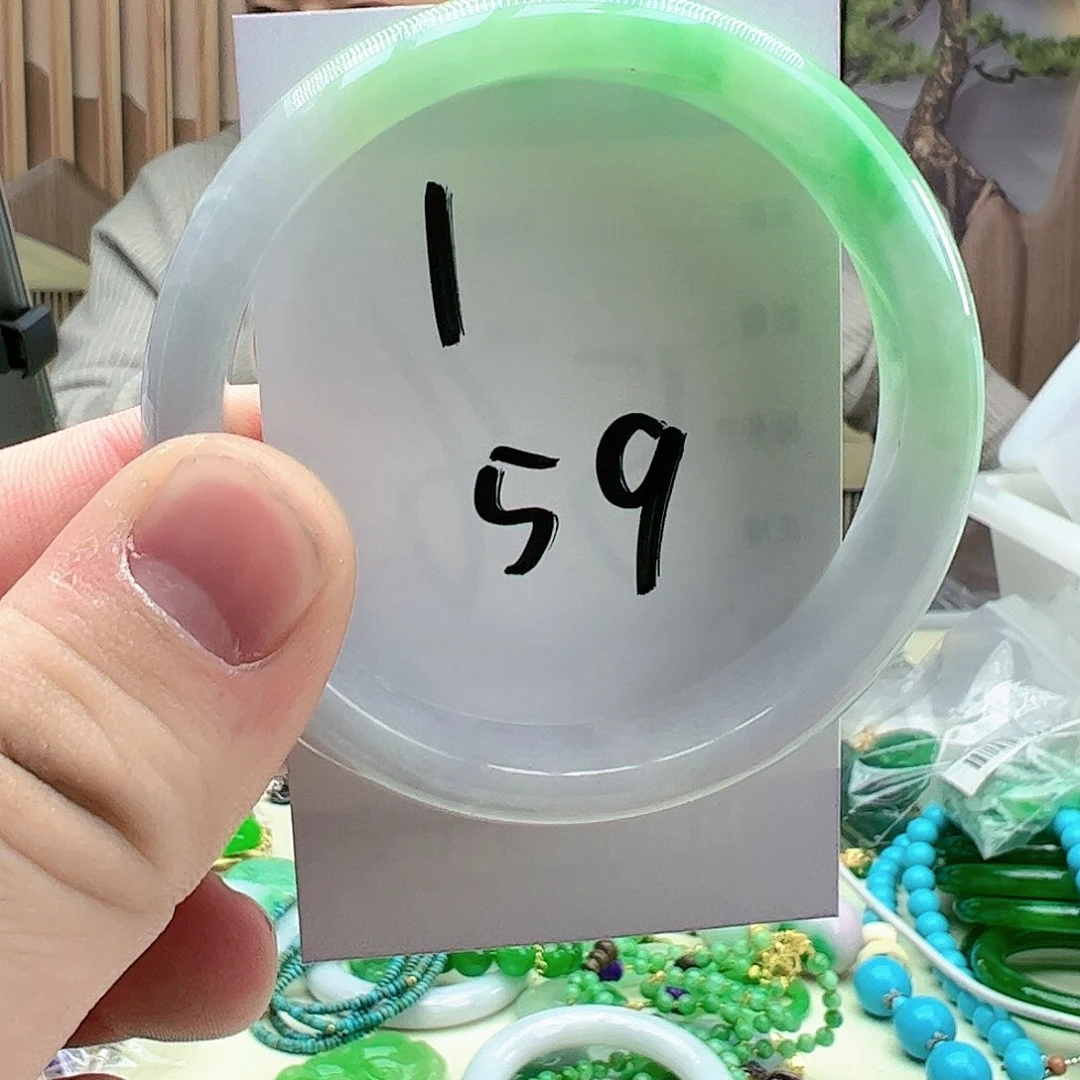 翡翠手镯未镶嵌翡翠