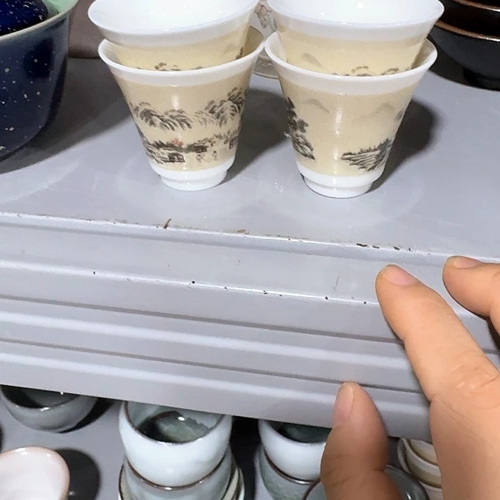主人杯一个，瓷。。品茗