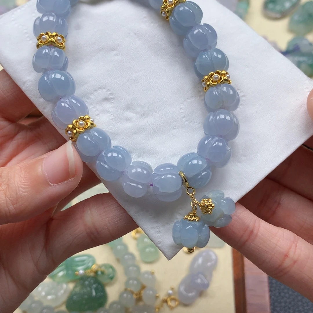 翡翠未镶嵌颈饰是