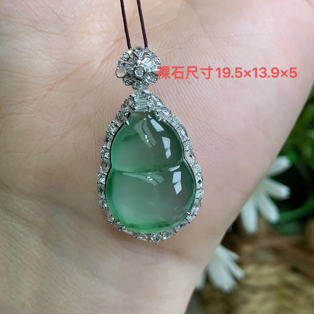 缅甸天么翡翠A货18k高冰玻起钢晴绿葫芦吊坠林尺寸31.8×17.3×10.4
