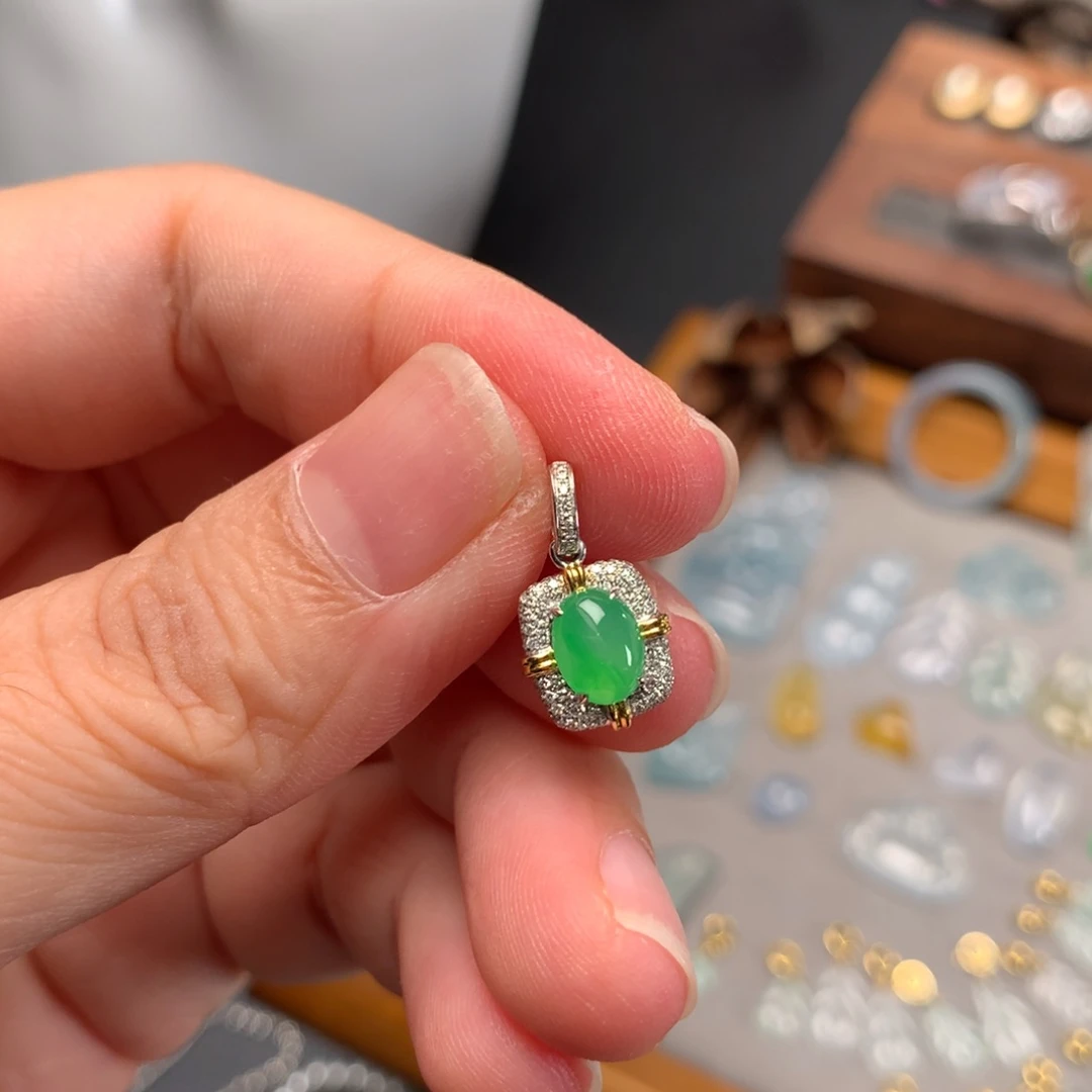 翡翠18K金镶嵌颈饰蛋面