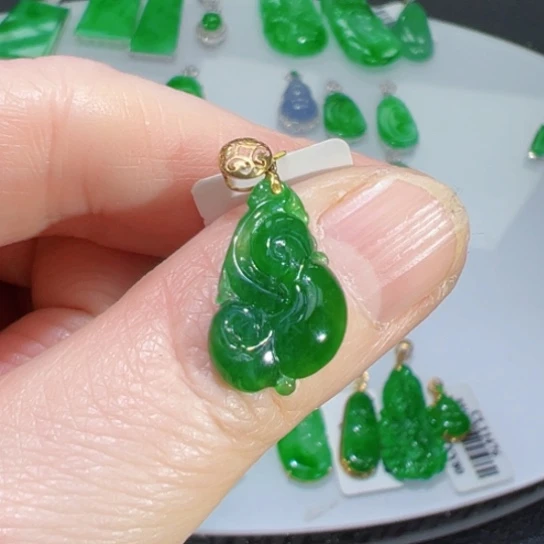 颈饰18K金镶嵌翡翠