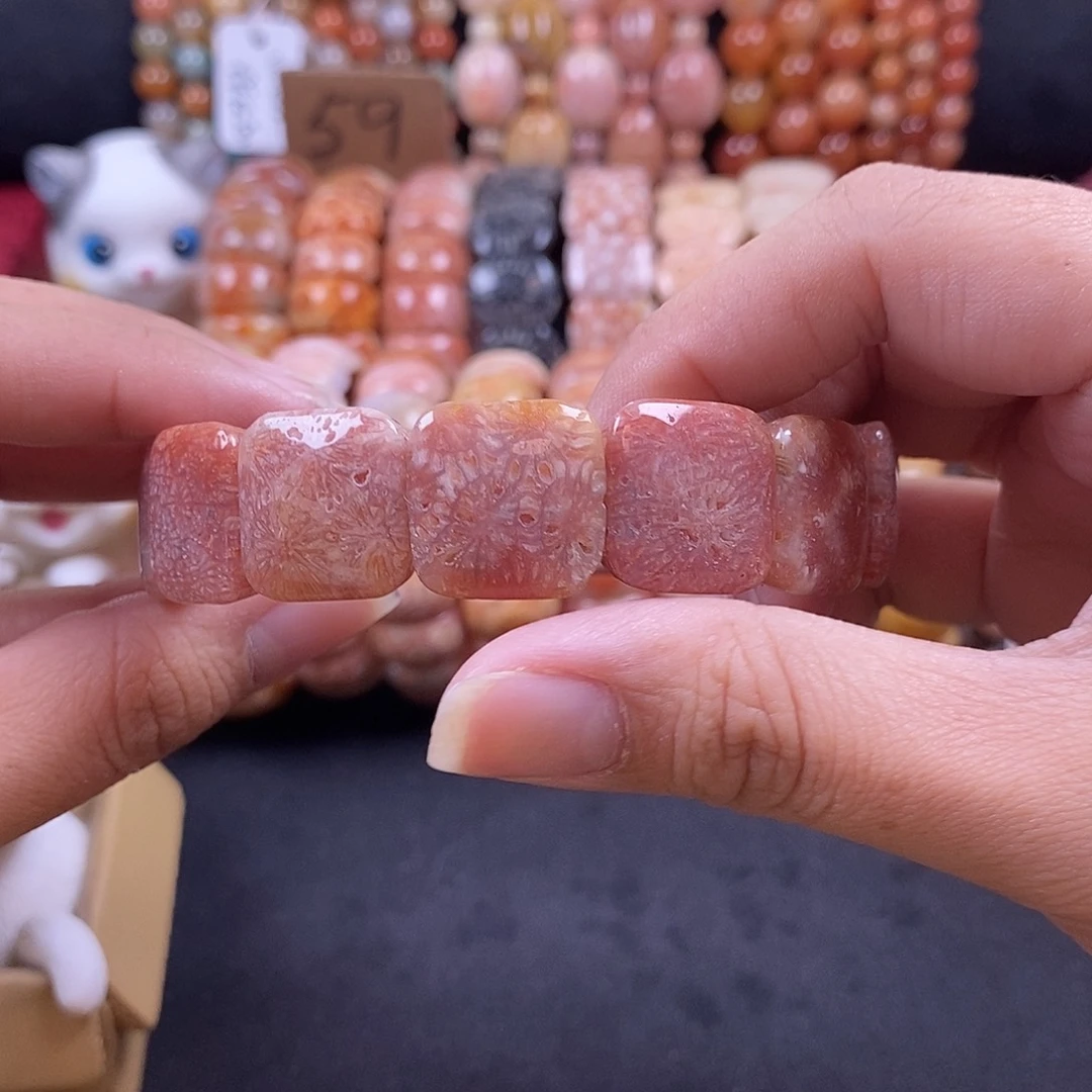 渊***渊硅化珊瑚（珊瑚玉）手牌未镶嵌