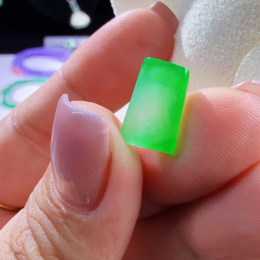 颈饰未镶嵌翡翠裸石