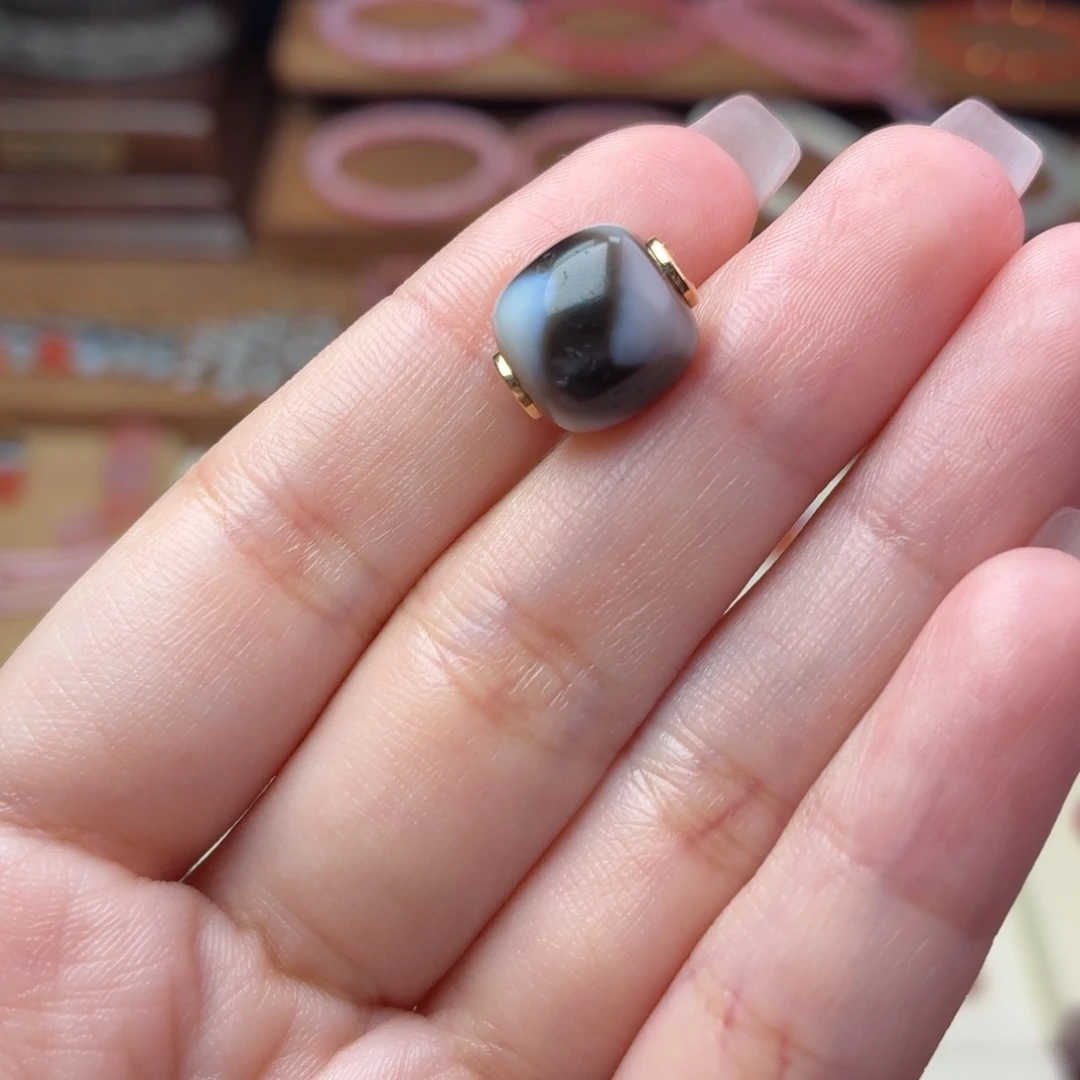 一***。玛瑙/玉髓18K金镶嵌配饰