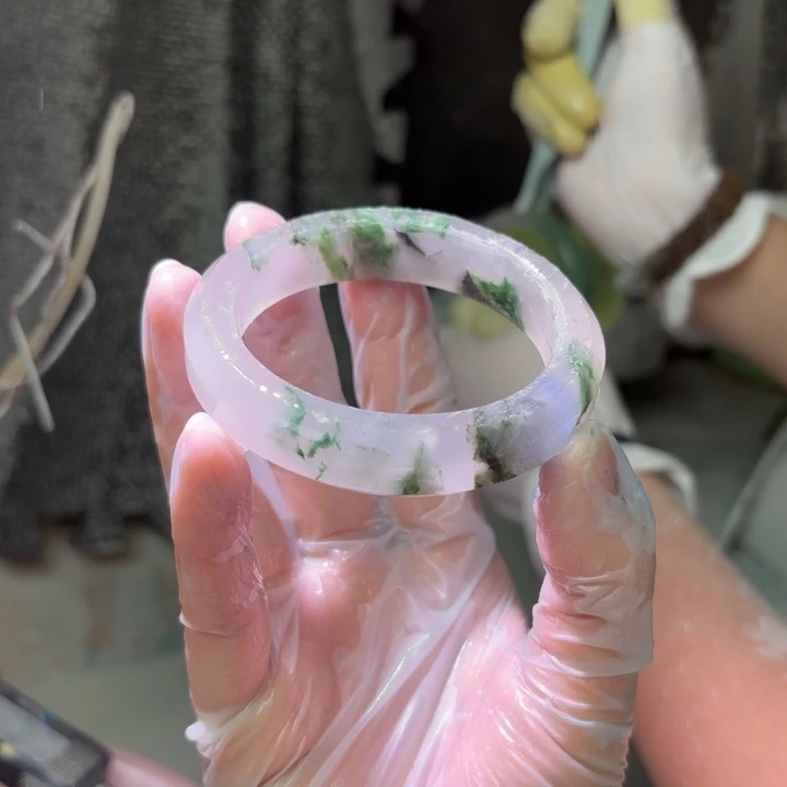 春***意石英质玉未镶嵌手镯定制