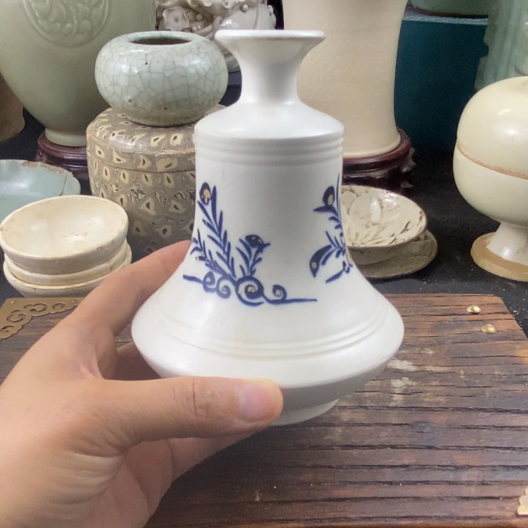 摆件邢窑的一个瓶子