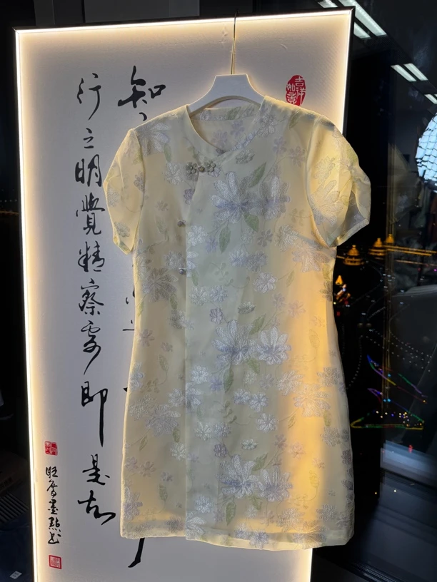 鹅黄色欧根剪花旗袍裙