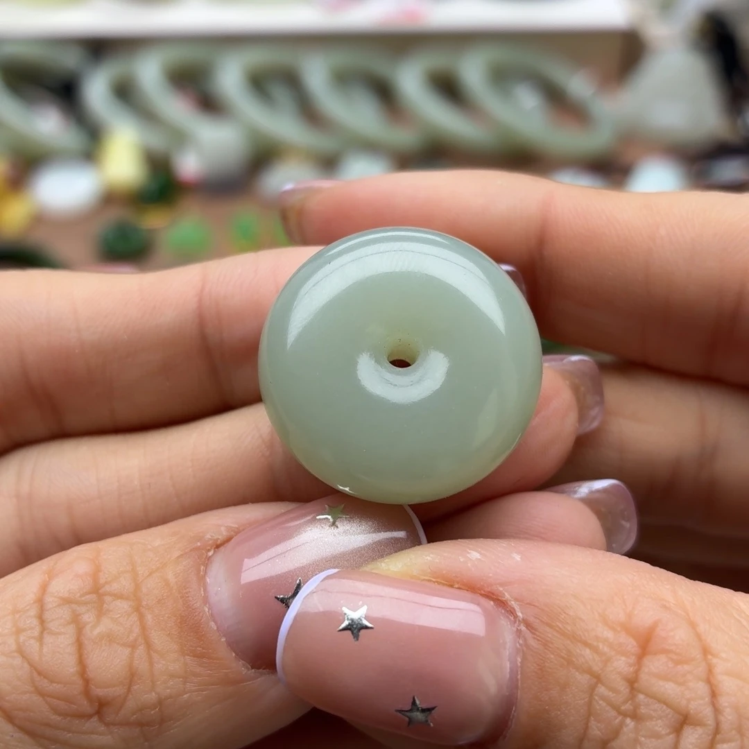 和田玉未镶嵌颈饰扣子