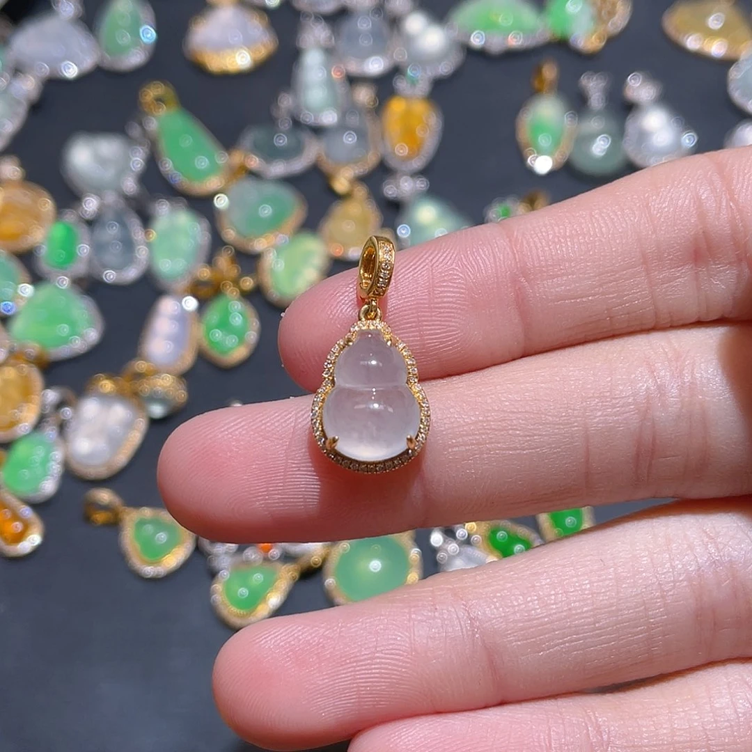 翡翠颈饰18K金镶嵌小*球吊坠