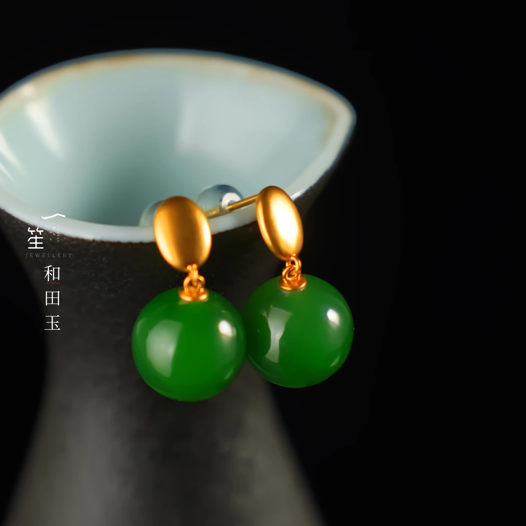 【一笙珠宝】天然和田玉俄7辣绿圆珠耳钉11~12mm YS23049