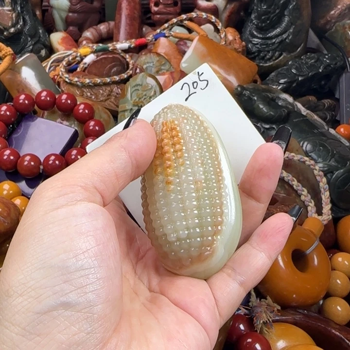 未镶嵌透闪石质玉珠宝奇石
