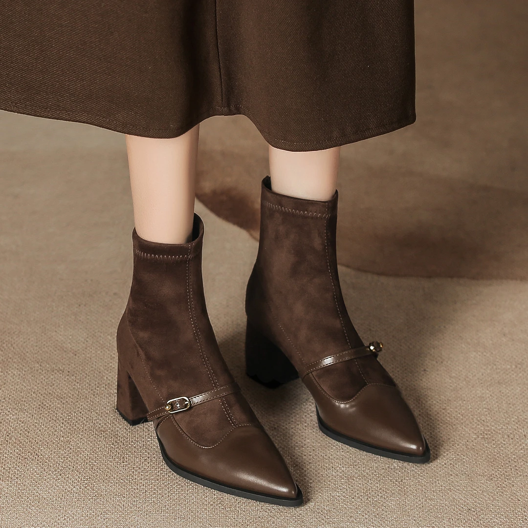 秋冬新款短靴法式复古尖头一字带扣粗跟时装靴子女中筒绒面