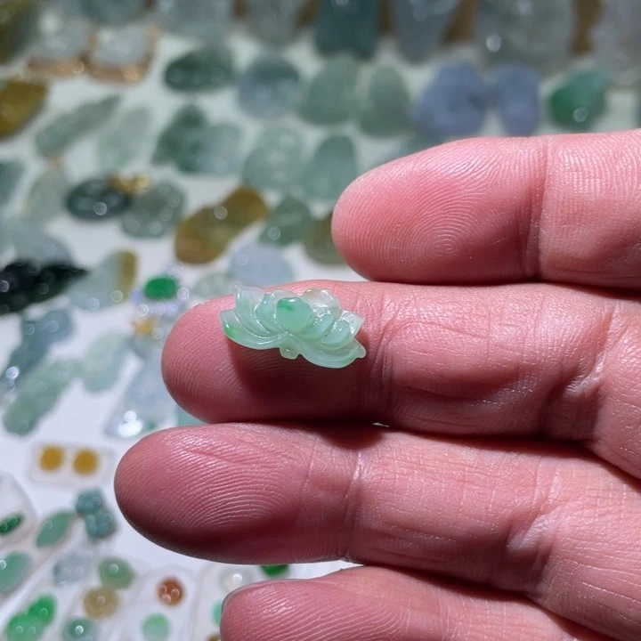 翡翠未镶嵌颈饰11