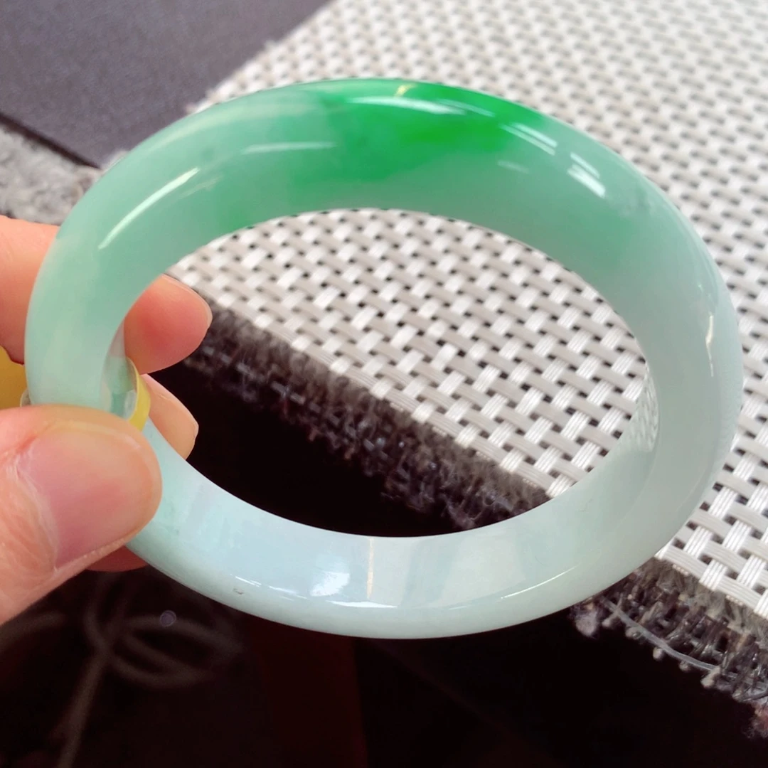 翡翠手镯未镶嵌缅甸