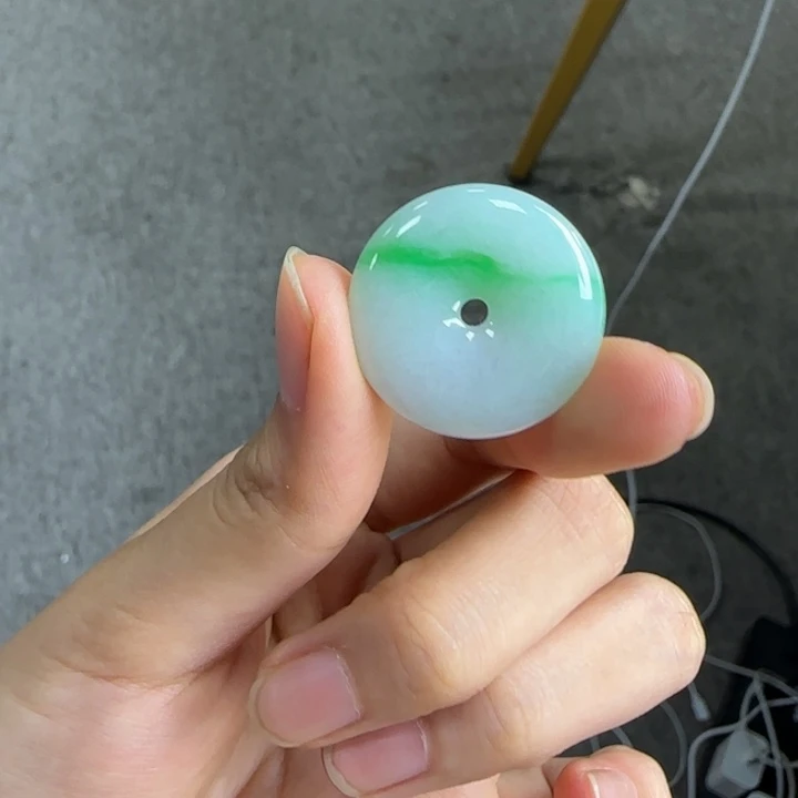 颈饰未镶嵌翡翠阳绿平安扣