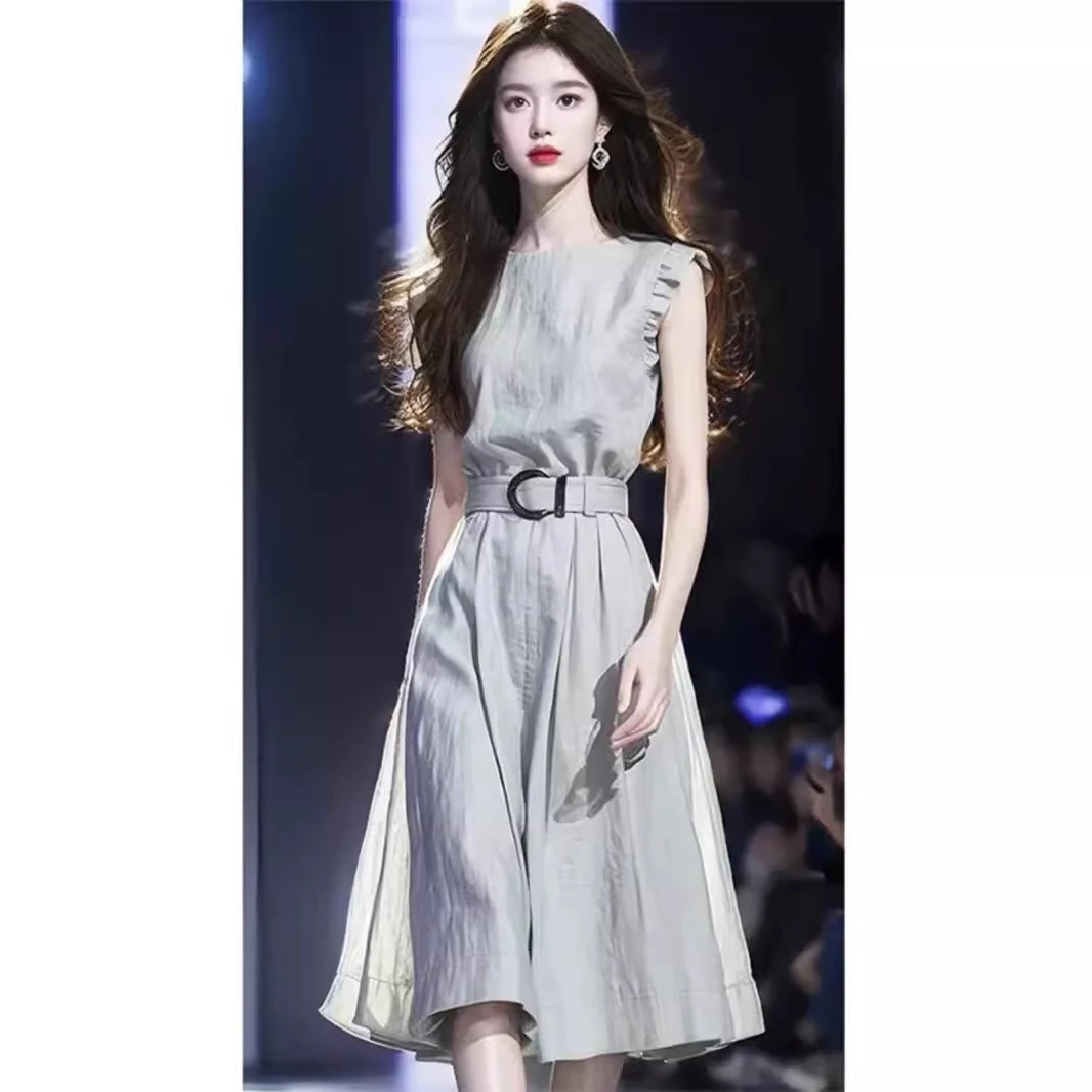 今年流行的气质绝美社会漂亮修身无袖连衣裙子女夏感