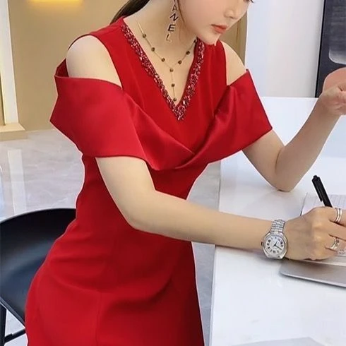 法式高级感连衣裙女2025夏季新款时尚收腰显瘦镶钻露肩V领裙子潮