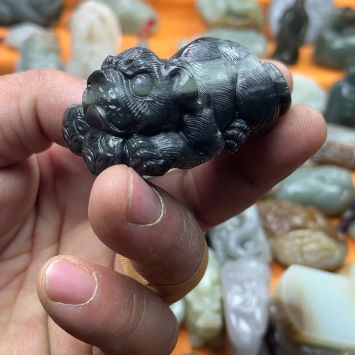 和田玉颈饰未镶嵌平**?