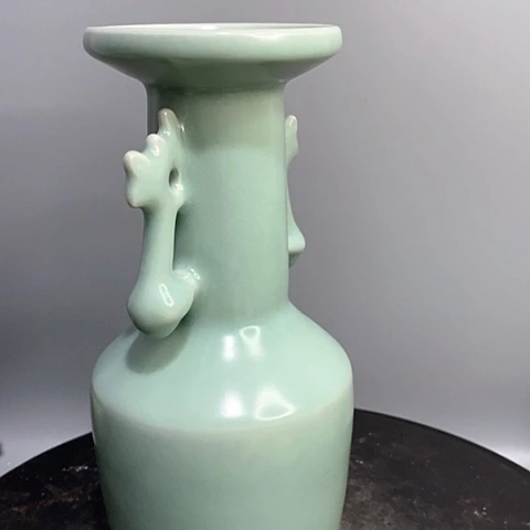龙泉窑双凤瓶造型美观