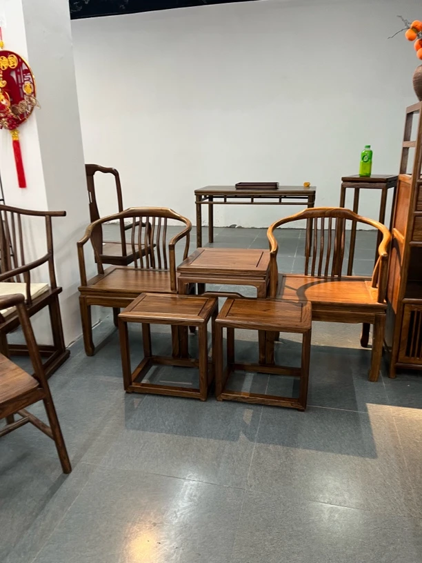 一个马蹄小方桌，两个马蹄椅，两个小方凳