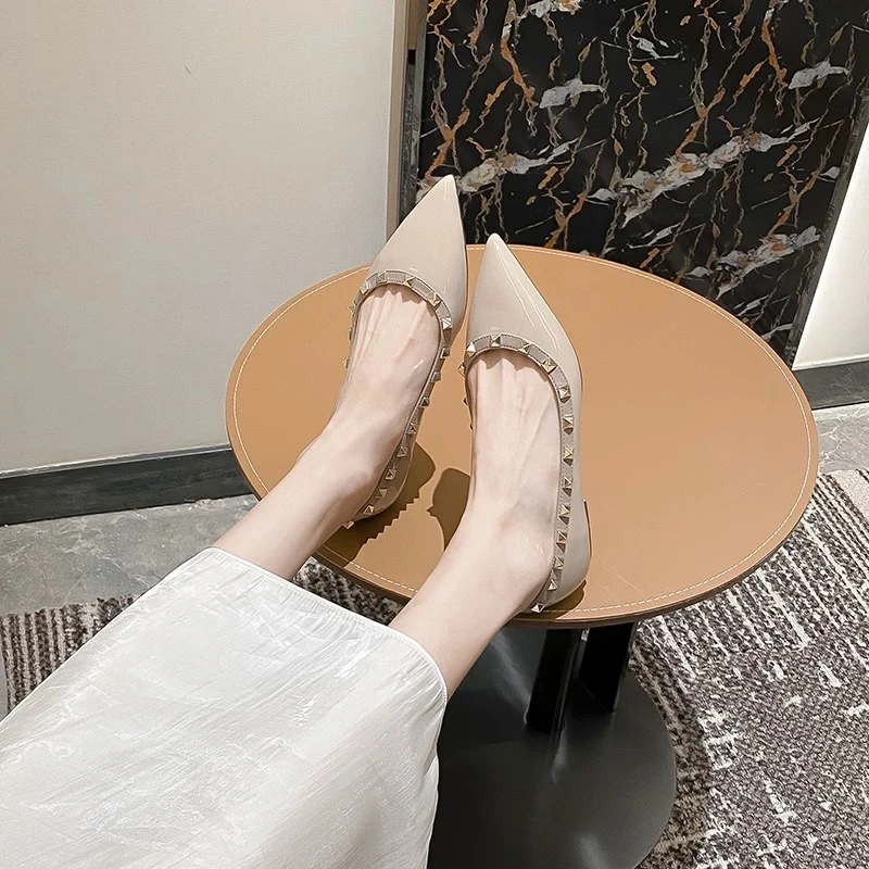 两个跟高~高品质铆钉粗跟单鞋软底浅口鞋新款春夏季女尖头平底