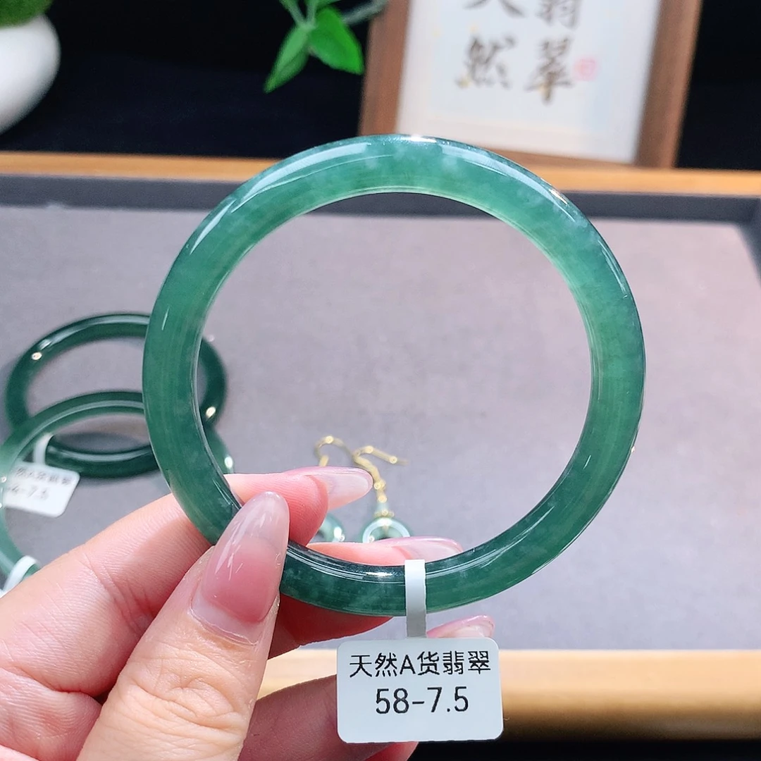 未镶嵌手镯（圆镯）翡翠