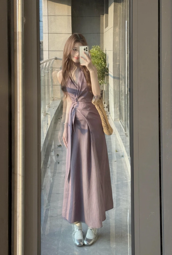 2025夏季穿搭气质紫色v领挂脖长裙女绑带设计感巨好看的连衣裙子