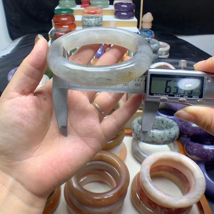 未镶嵌手镯石英质玉