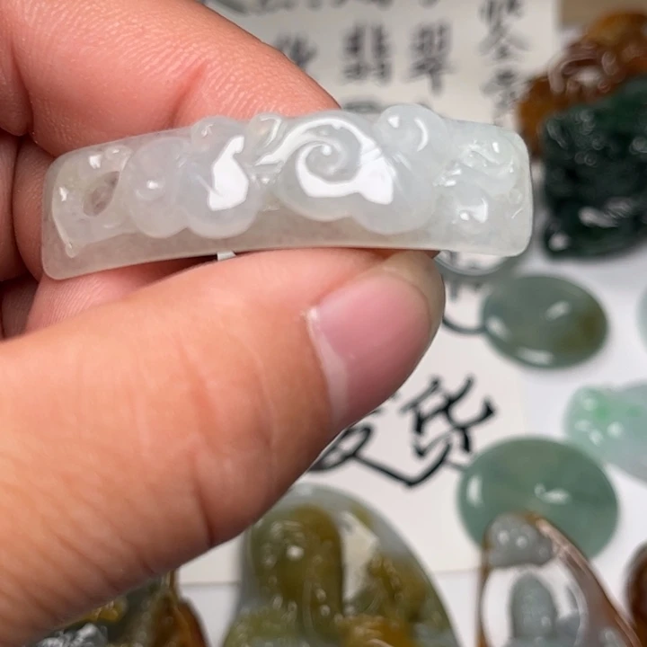 翡翠未镶嵌颈饰手牌