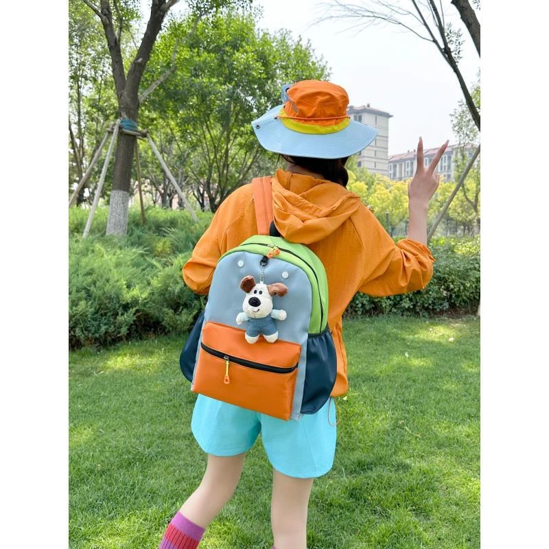 走超轻双肩包儿童拼色书包幼儿园小学生旅游大容量背包