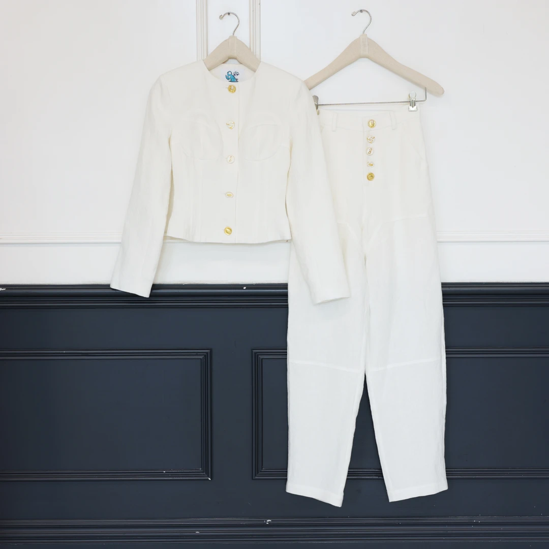 【壁虎姐】GECKO2025春夏新款 白色圆领修身上衣 多样扣直筒裤套装